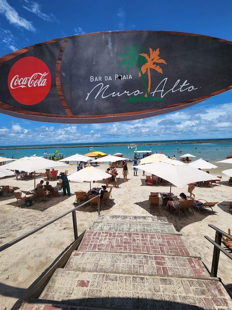 Entrada da praia de muro alto