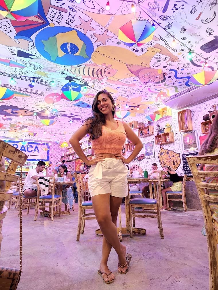 Camila pousando para foto no restaurante Barraca em Porto de Galinhas