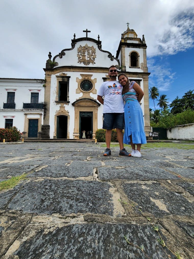 Luã e Camila em igreja histórica em Olinda
