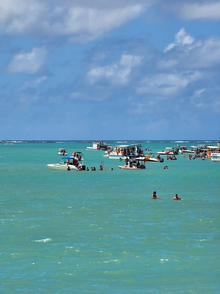 Praia de Maragogi em Alagoas com várias pessoas