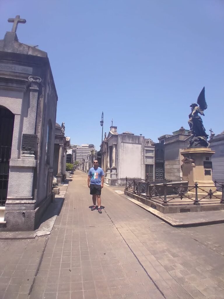 Tarcisio visitando o cemitério de recoleta